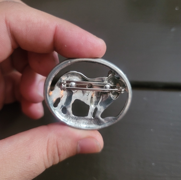 Pewter Wolf pin brooch - Picture 3 of 3